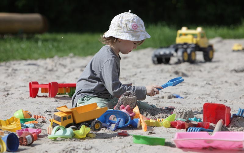 Sandkasten mit Spielzeugen