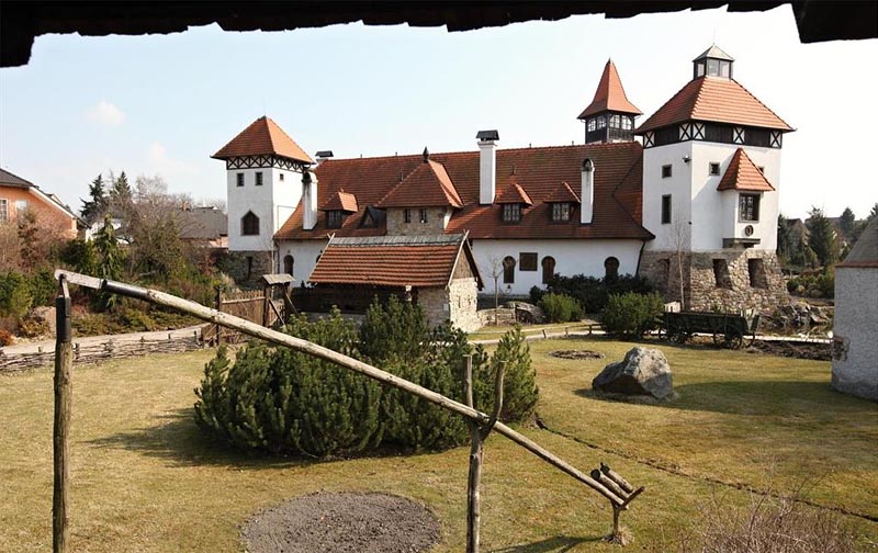 19 - Burg Červený Újezd - der einem Rittersitz nachempfundene historisierende Bau (38 km)