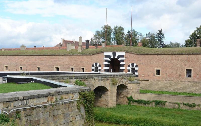 21 - Gedenkstätte Theresienstadt - entstand in Erinnerung an das Leiden Tausender Menschen  (81 km)