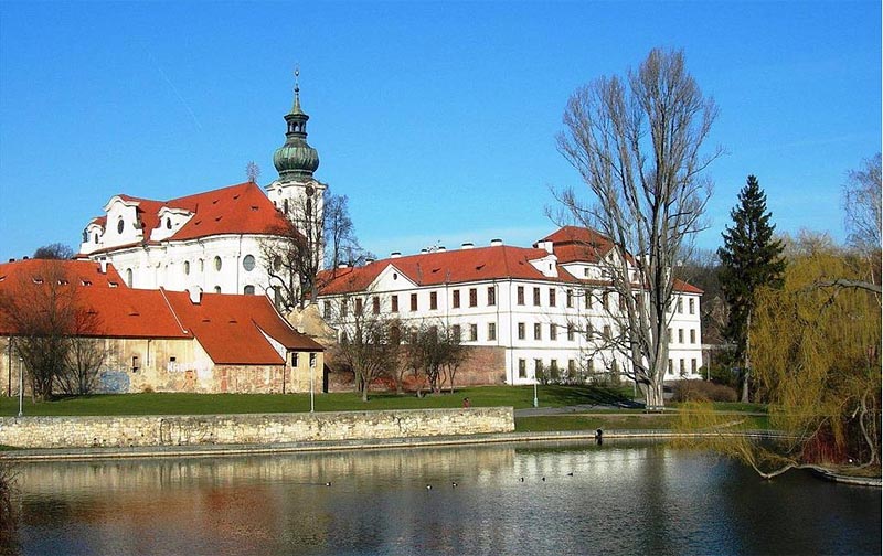 14 - Kloster Břevnov - romanische Krypta, Barockkirche und Klosterbrauerei (25 km)