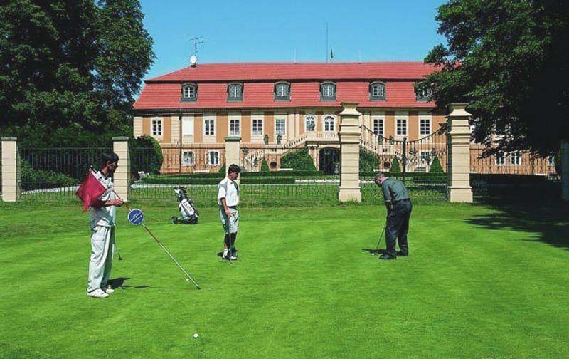 30 - Golf Karlstein - 9-Loch-Golfplatz im englischen Park des Schlosses Štiřín (13 km)