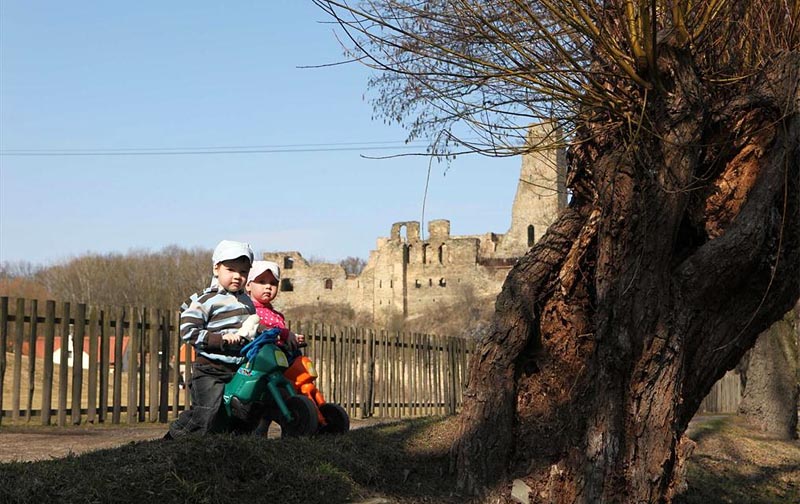 56 - Um die Burg Okoř herum - besuchen Sie die Bergruine und machen Sie Spaziergang durch malerischer umgebende Landschaft (39 km)